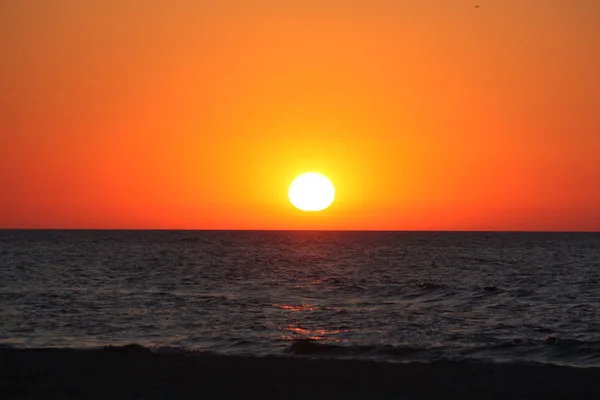 Beach Sun water weather sea sand waves people sky holiday sunbather sunset — Stock Photo, Image