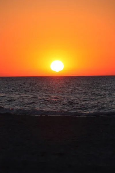 Пляж нд води погода морський пісок хвилі люди небо свято sunbather захід сонця — стокове фото