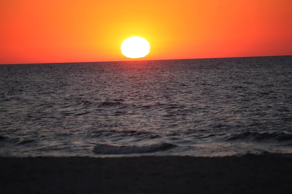 Plaj su hava deniz kum dalgaları insanlar gökyüzü tatil sunbather günbatımı güneş