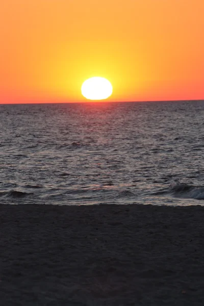 Praia Sol água tempo mar areia ondas pessoas céu feriado sunbather pôr do sol — Fotografia de Stock