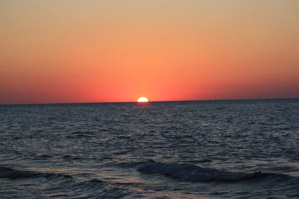 Plaj su hava deniz kum dalgaları insanlar gökyüzü tatil sunbather günbatımı güneş