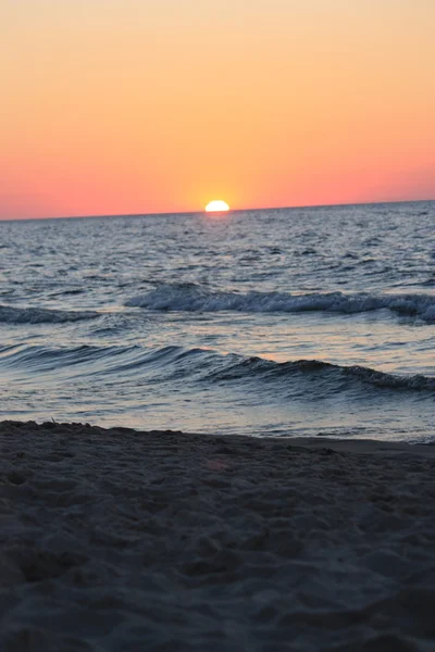 Plaj su hava deniz kum dalgaları insanlar gökyüzü tatil sunbather günbatımı güneş