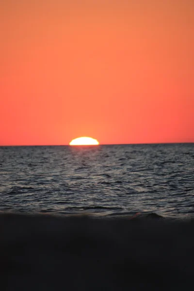 Beach Sun water weather sea sand waves people sky holiday sunbather sunset — Stock Photo, Image