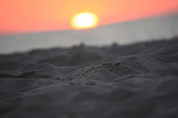 Praia Sol água tempo mar areia ondas pessoas céu feriado sunbather pôr do sol — Fotografia de Stock