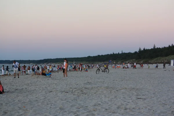 Spiaggia Sole acqua tempo mare sabbia onde persone cielo vacanza prendere il sole tramonto — Foto Stock