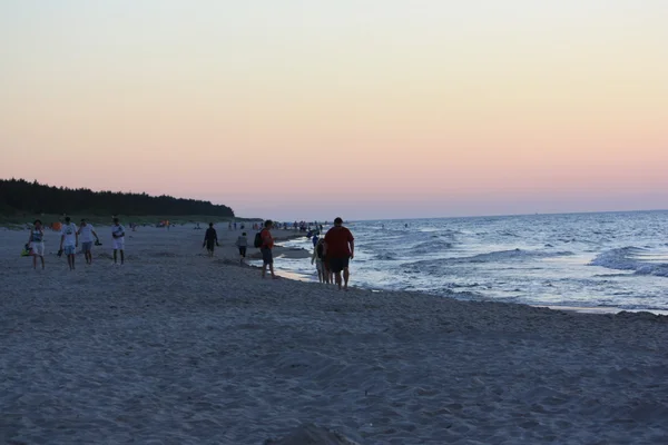 Пляж нд води погода морський пісок хвилі люди небо свято sunbather захід сонця — стокове фото