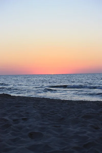 Plaj su hava deniz kum dalgaları insanlar gökyüzü tatil sunbather günbatımı güneş