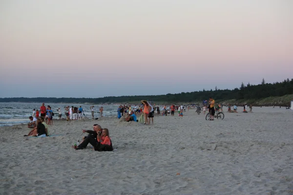 海滩太阳水天气海水波涛汹涌的人天空假日太阳下日落 — 图库照片