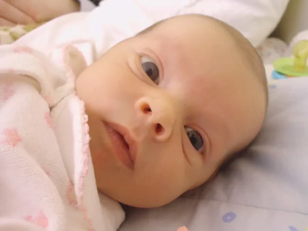 Bebek Çocuk uyku küçük oğlan kalmak içinde yatak rüyalar yüz göz bakmak