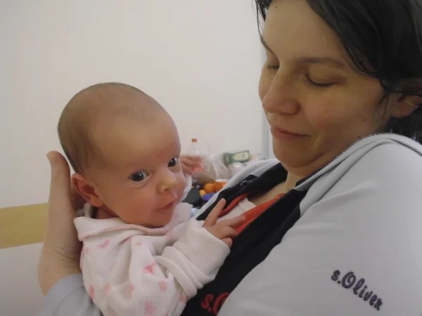 Bebek çocuk uyku küçük çocuk hayalleri yüz göz göz çocuk arabası gülümseme anne bakmak