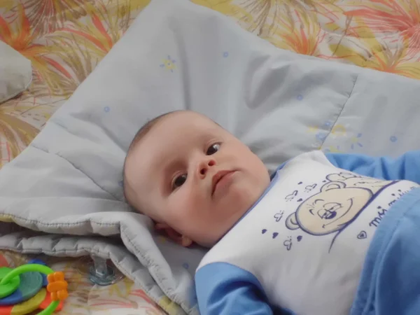 Bebek Çocuk uyku küçük oğlan kalmak içinde yatak rüyalar yüz göz bakmak