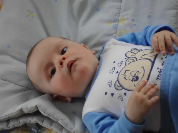 Bebê criança dormir menino ficar na cama sonhos rosto olho olhar — Fotografia de Stock