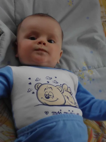 Bebek Çocuk uyku küçük oğlan kalmak içinde yatak rüyalar yüz göz bakmak