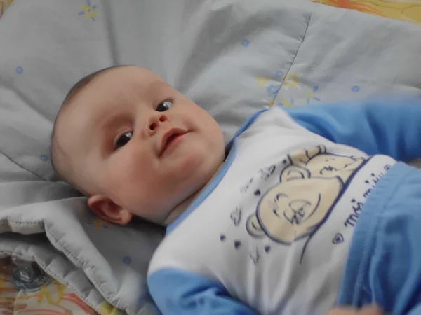 Bebé niño sueño niño estancia en la cama sueños cara ojo mirada — Foto de Stock