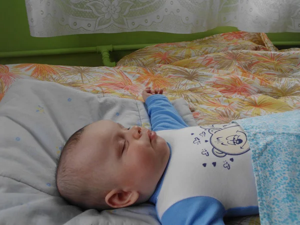 Bebé niño sueño niño estancia en la cama sueños cara ojo mirada — Foto de Stock