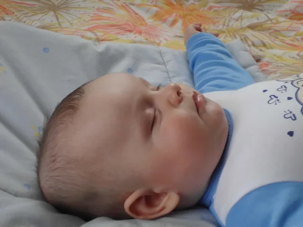 아기 아이 잠 작은 소년 침대에 있는 꿈 얼굴 눈 모양 — 스톡 사진