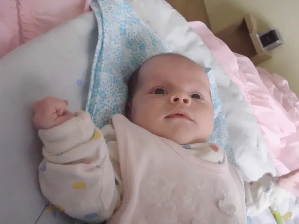 Bebek Çocuk uyku küçük oğlan kalmak içinde yatak rüyalar yüz göz bakmak