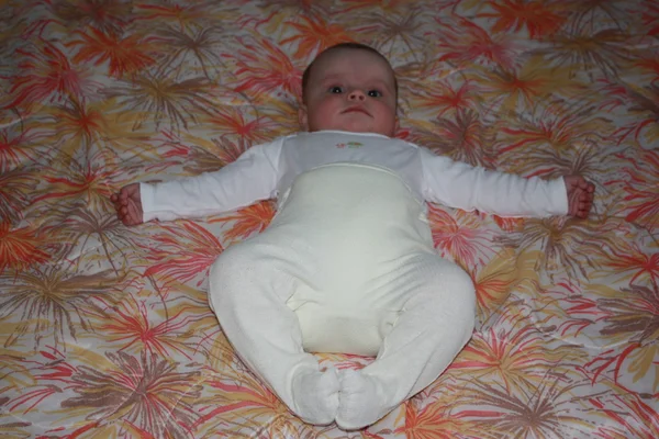 아기 아이 잠 작은 소년 침대에 있는 꿈 얼굴 눈 모양 — 스톡 사진