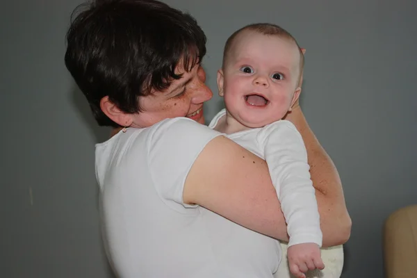 Bebek Çocuk uyku küçük oğlan kalmak içinde yatak rüyalar yüz göz bakmak anne