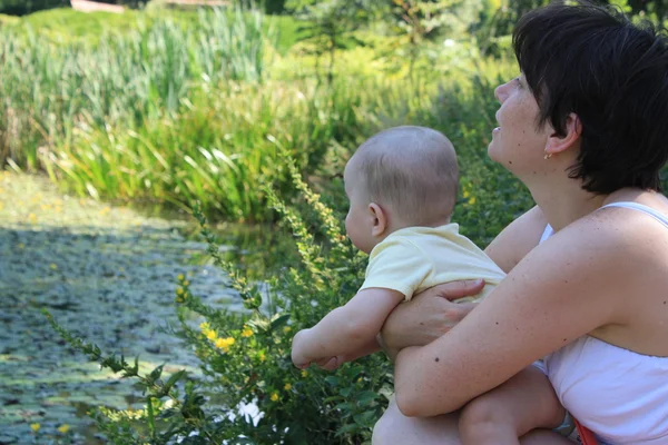 Bebek çocuk uyku küçük çocuk hayalleri yüz göz göz çocuk arabası gülümseme anne bakmak