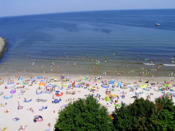 Plaj güneş su hava deniz kum dalgaları insanları tatil sunbather gökyüzü