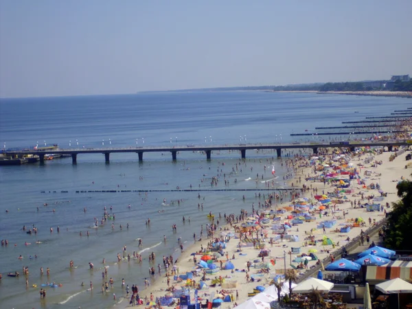 Plaj güneş su hava deniz kum dalgaları insanları tatil sunbather gökyüzü