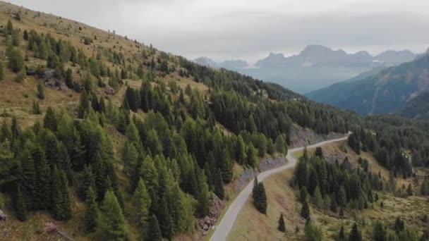 Drone Εναέρια Πλάνα Από Ορεινό Δρόμο Στα Ψηλά Βουνά Κατά — Αρχείο Βίντεο