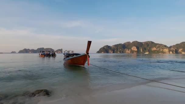 Sjölandskap av longtail båtar flyter i Phi Phi öarna, Thailand — Stockvideo