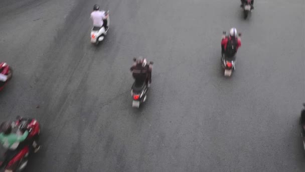 Tampilan atas orang-orang tak dikenal pada sepeda motor dalam gerakan kabur — Stok Video
