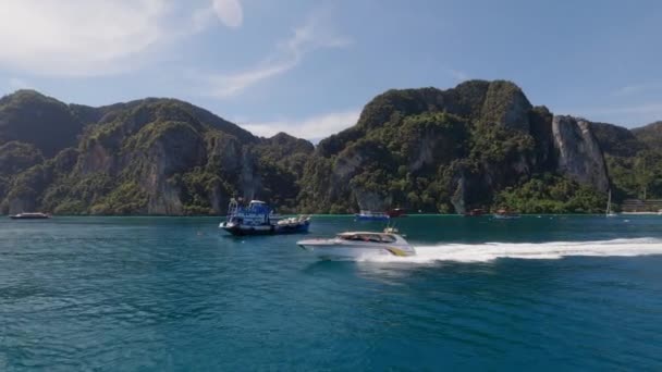 Kecepatan perahu dengan wisatawan di Koh Phi Don, Thailand. Desember, 30 2020 — Stok Video