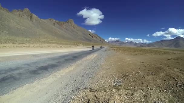 Trois Motocyclistes Sur Vélo Classique Sur Route Manali Himalaya Entouré — Video