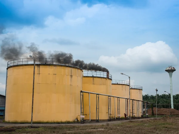 Kovové olejové nádrže do palmového oleje rafinerie závodů a pusinky. — Stock fotografie