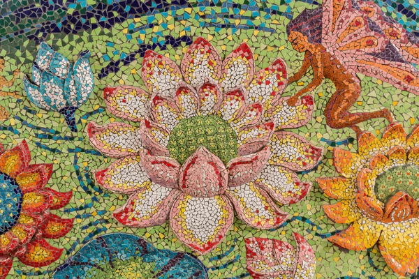 Mosaïque en verre coloré forme d'art lotus et backgrou mur abstrait — Photo