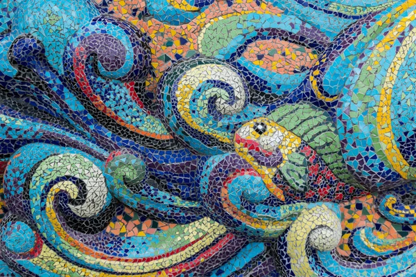 Färgstarka glas mosaik konst form fisk och abstrakt vägg bak Royaltyfria Stockfoton