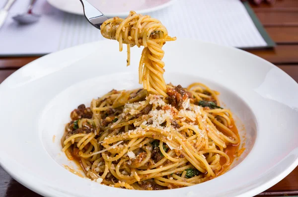 Macarrão de espaguete com molho de carne . — Fotografia de Stock