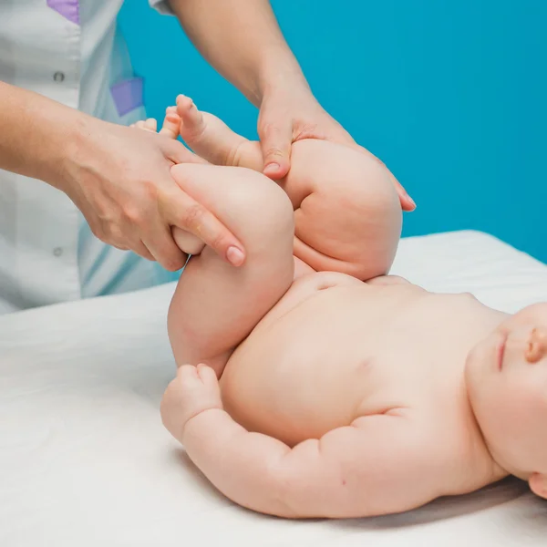Massagem nos pés recém-nascido — Fotografia de Stock