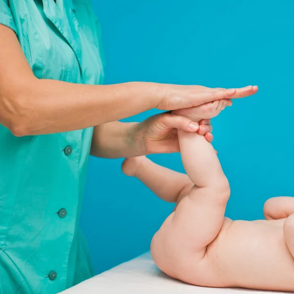 Massage des pieds nouveau-né — Photo