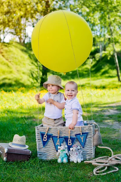Balon ile sepet içinde küçük çocuk — Stok fotoğraf