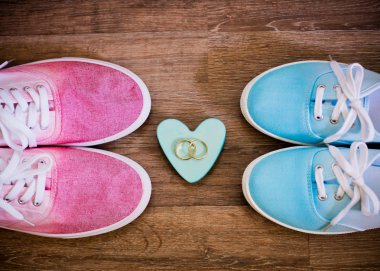 Alyans ve ahşap arka plan üzerinde ayakkabı