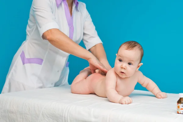 Massagem nos pés recém-nascido — Fotografia de Stock