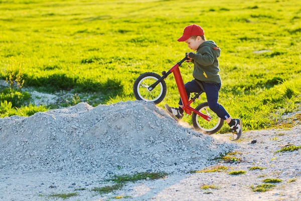 Criança em equilíbrio de bicicleta sobe a montanha — Fotografia de Stock