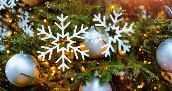 スノーフレーク ライト フリースペースブラー ソフトフォーカスはクリスマスツリーのボケを飾る — ストック写真