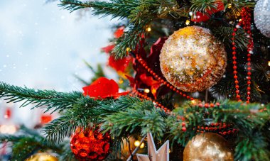 Noel ağacı arkaplanı. Yeni yıl balonları, oyuncaklar kar taneleri ışıkları, bokeh afişleri boş alan.