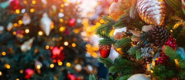 Weihnachtsbaum Hintergrund Dekorationen Neujahr Urlaub Luftballons Spielzeug Schneeflocken Lichter Bokeh — Stockfoto