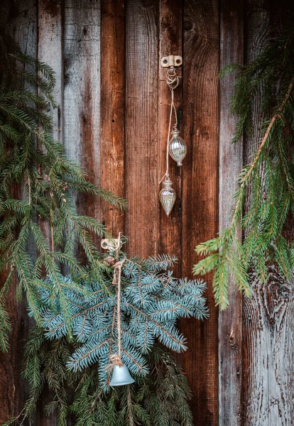 モミの枝 ガーランドとコーンとお祝いの新年のウィンドウの装飾 クリスマスの装飾 窓のメリークリスマスのサインとベビー — ストック写真