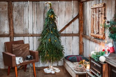 Noel ve sıfır atık, köknar ağacından yapılmış Noel ağacı ve kendi elleriyle dallar, el yapımı. Yeni yılın terasında kırsal tarzda iç tasarım. El yapımı iş.