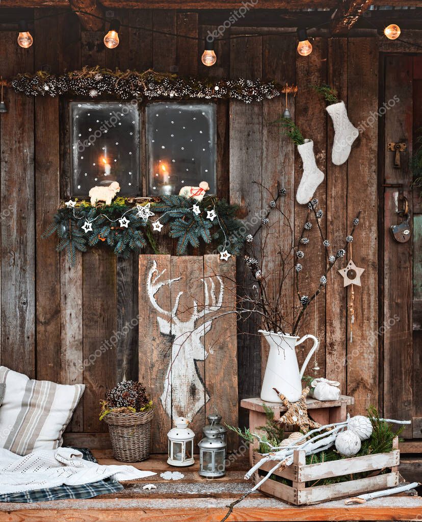 Imagen Una Escena Navideña Del Pueblo Estilo Rústico Una Pared — Foto de  stock © Shangarey #431479162, image size:828x1024