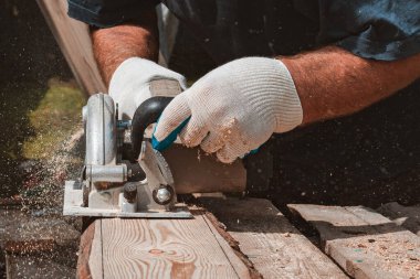 Ahşap işleme makinesinde, tanınmayan marangoz el işleme tahtasının yakın çekim görüntüsü