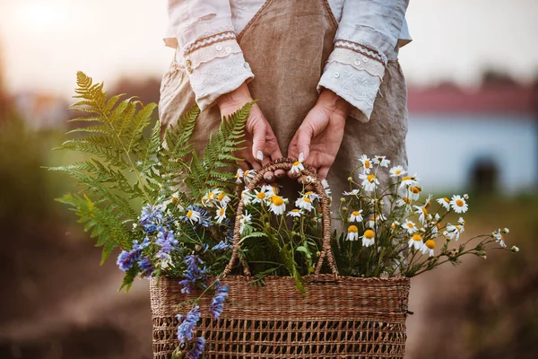 Ragazza Fiore Creativo Porta Cesti Vimini Con Fiori Selvatici Tramonto Foto Stock