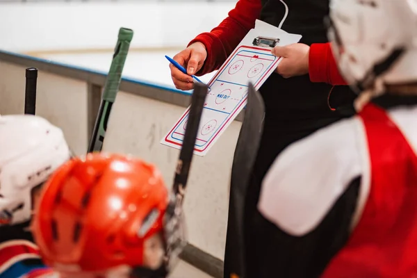 Training van de hockeywedstrijd van het kinderteam in het Ice Sports Palace Vershina MOSCOW RUSSIA-december 01, 2020 — Stockfoto
